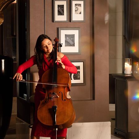 Fairmont Riaad Buitenkant foto Cellist and singer