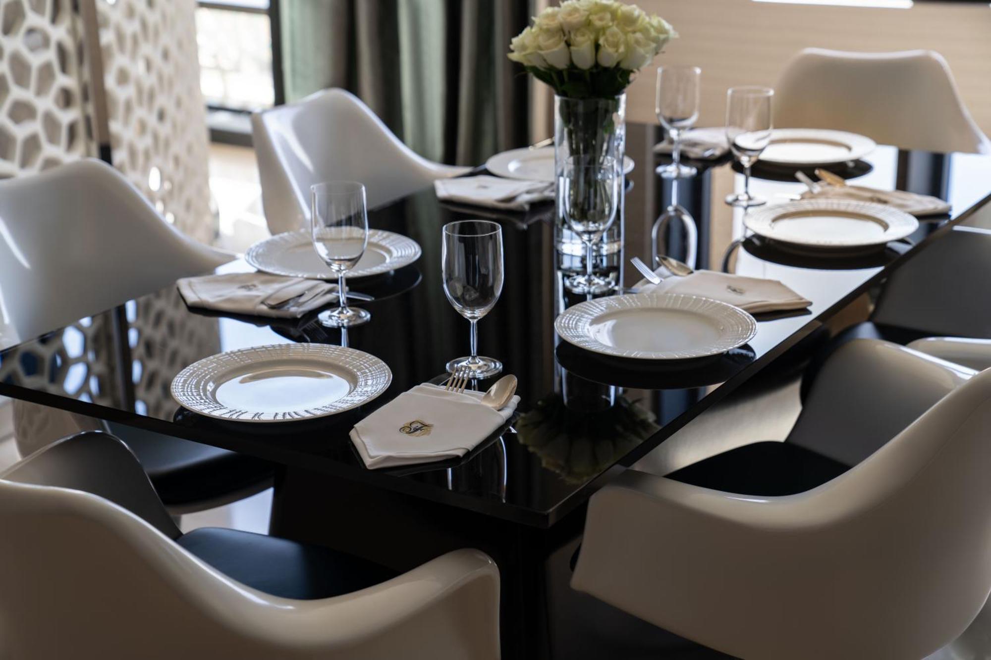 Fairmont Riaad Buitenkant foto A table set for a formal dinner