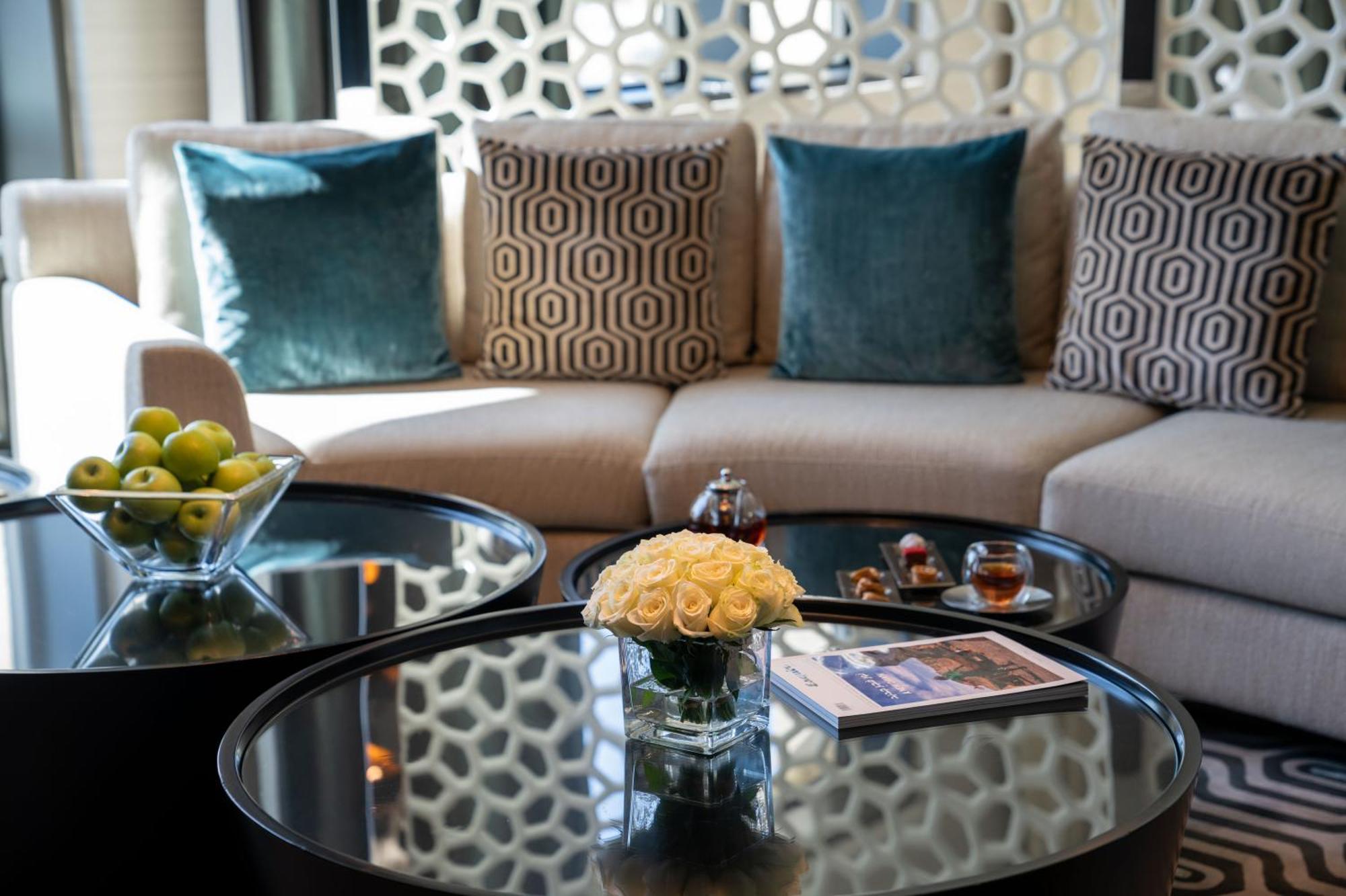 Fairmont Riaad Buitenkant foto A living room at the Ritz-Carlton, DIFC