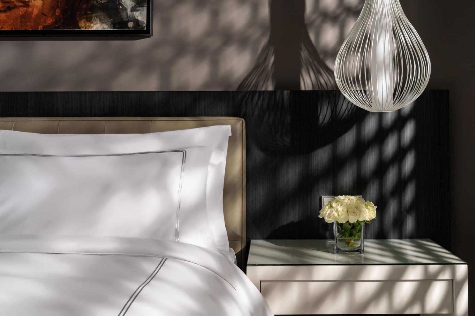 Fairmont Riaad Buitenkant foto A guest room at The St. Regis Dubai