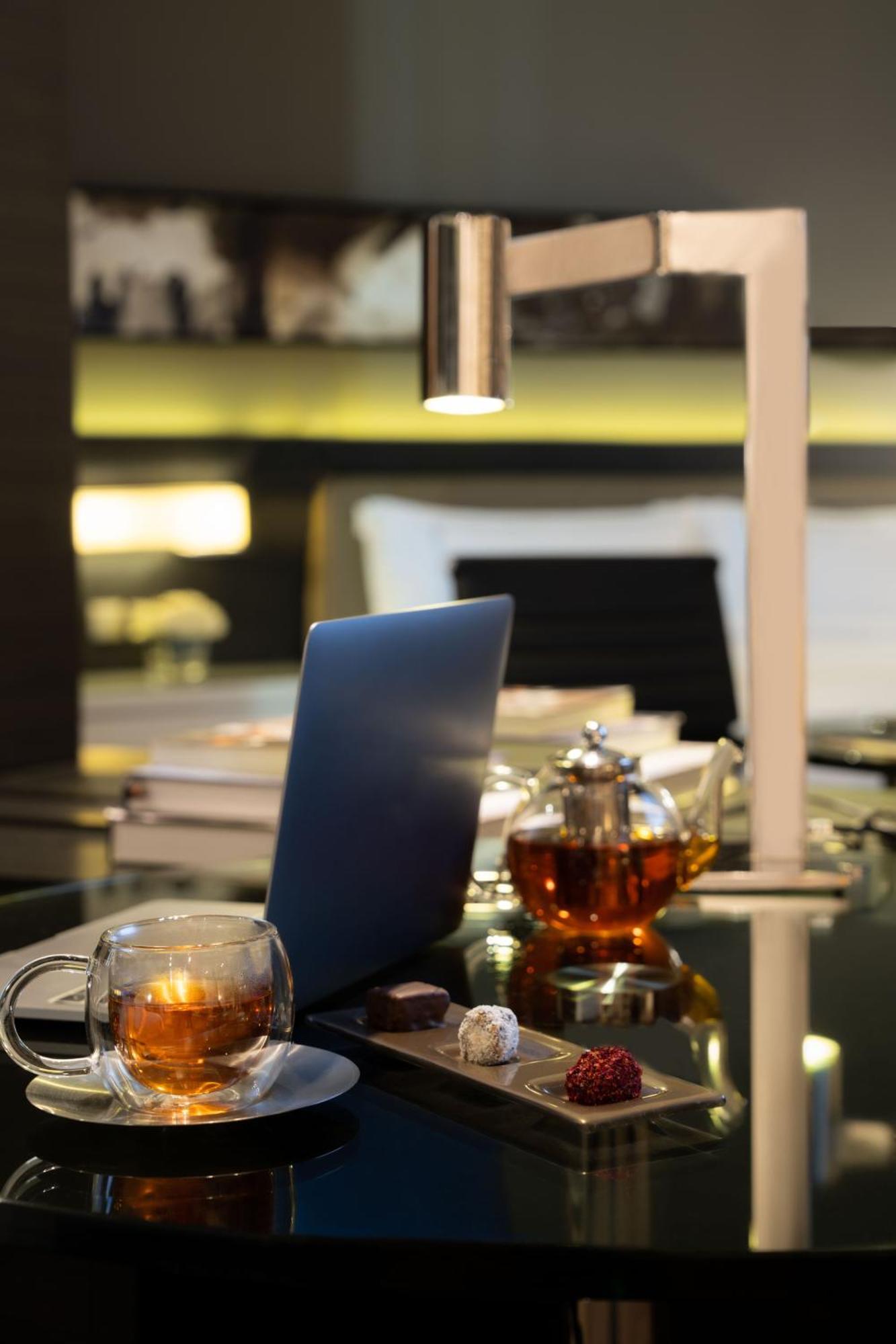 Fairmont Riaad Buitenkant foto A menu