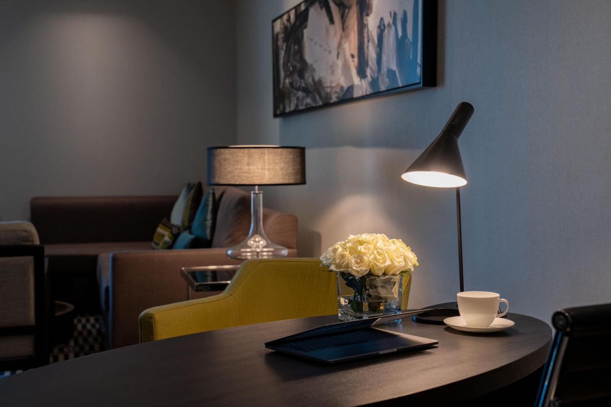 Fairmont Riaad Buitenkant foto A table lamp