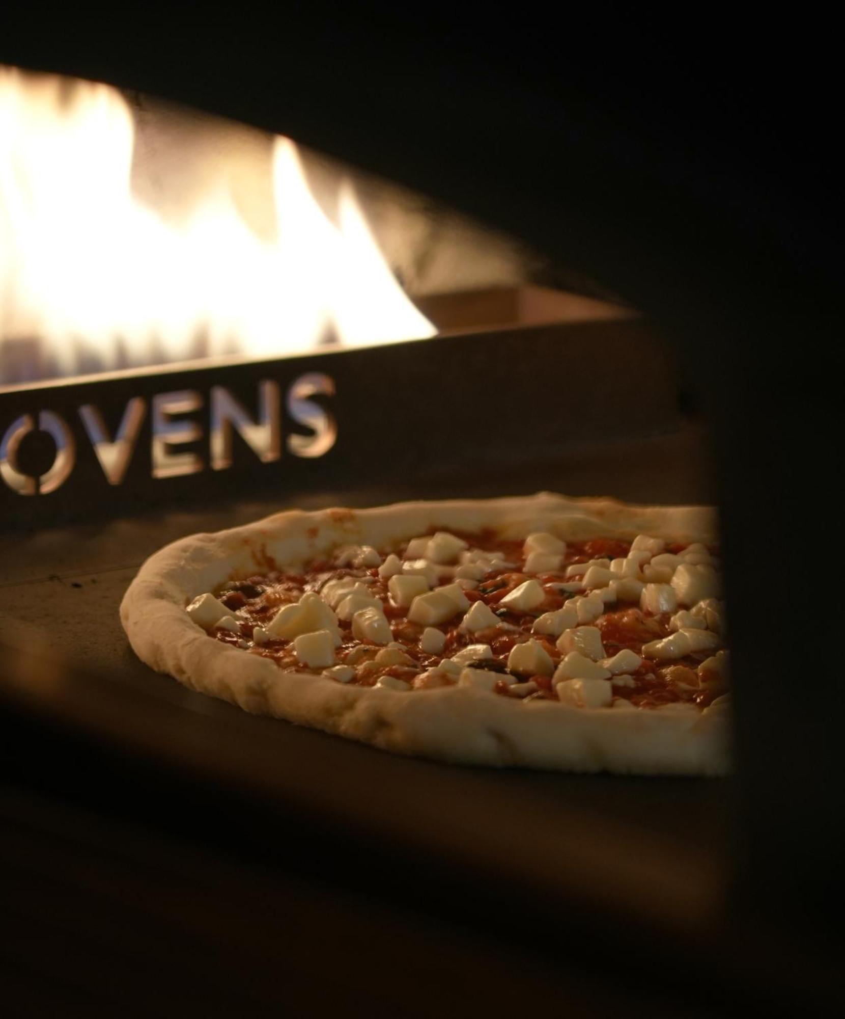 Fairmont Riaad Buitenkant foto A pizza in a wood-fired oven