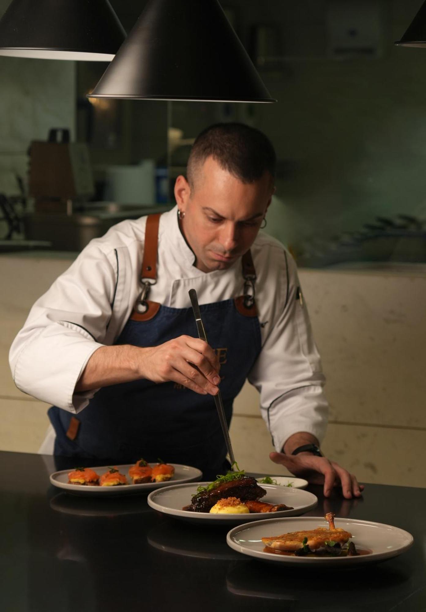 Fairmont Riaad Buitenkant foto Chef preparing a dish