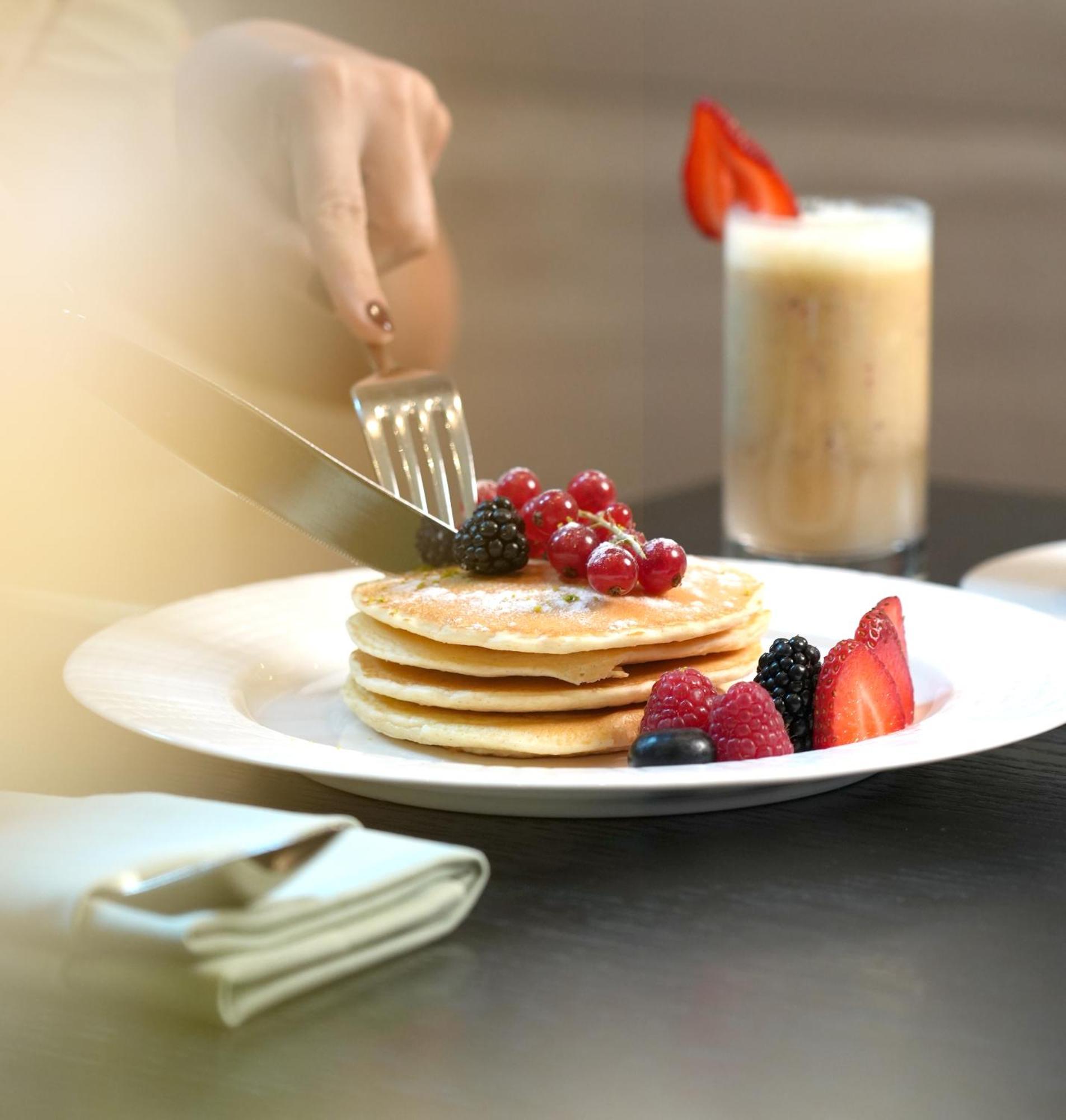 Fairmont Riaad Buitenkant foto A stack of pancakes with fruit