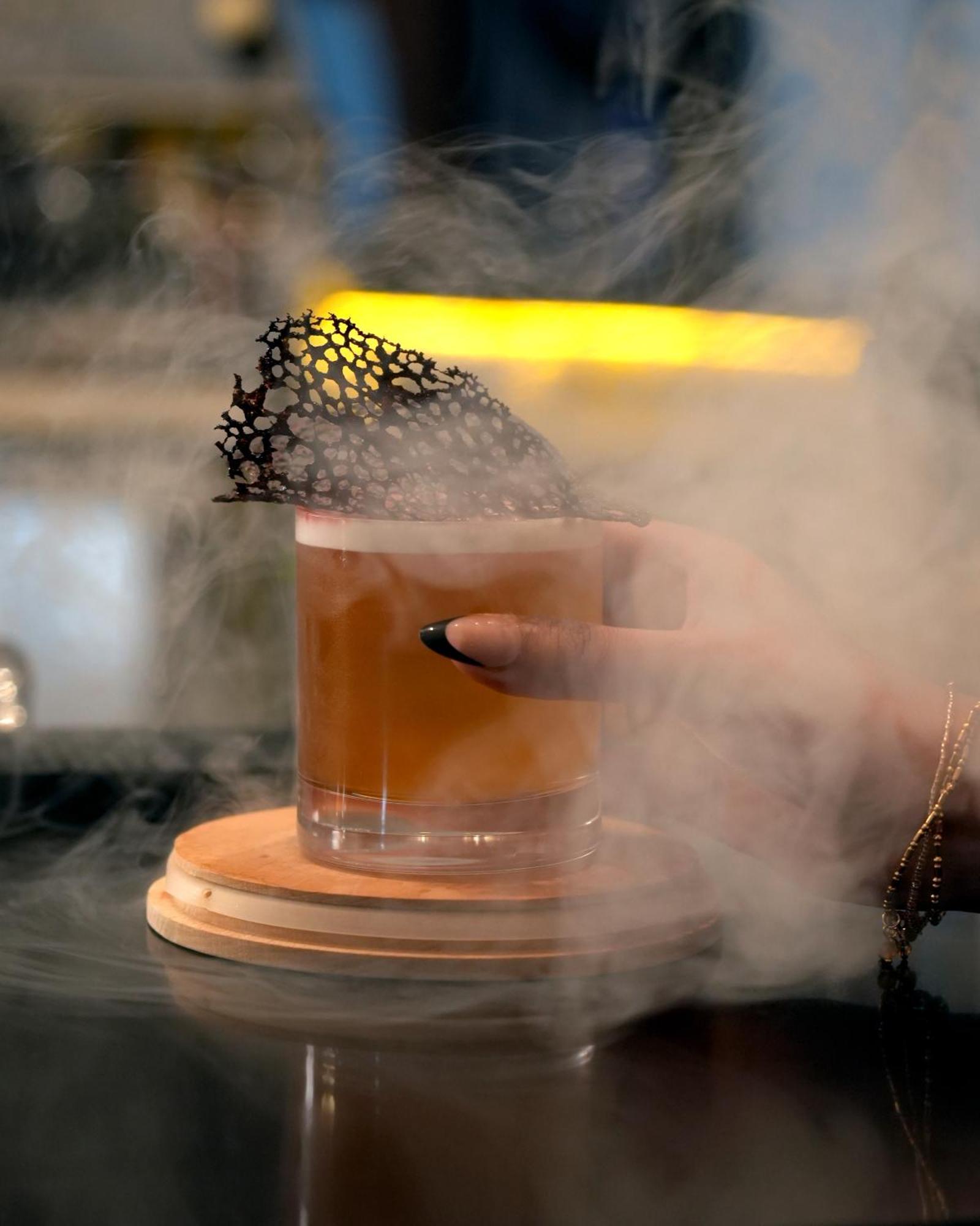 Fairmont Riaad Buitenkant foto A smoked Old Fashioned