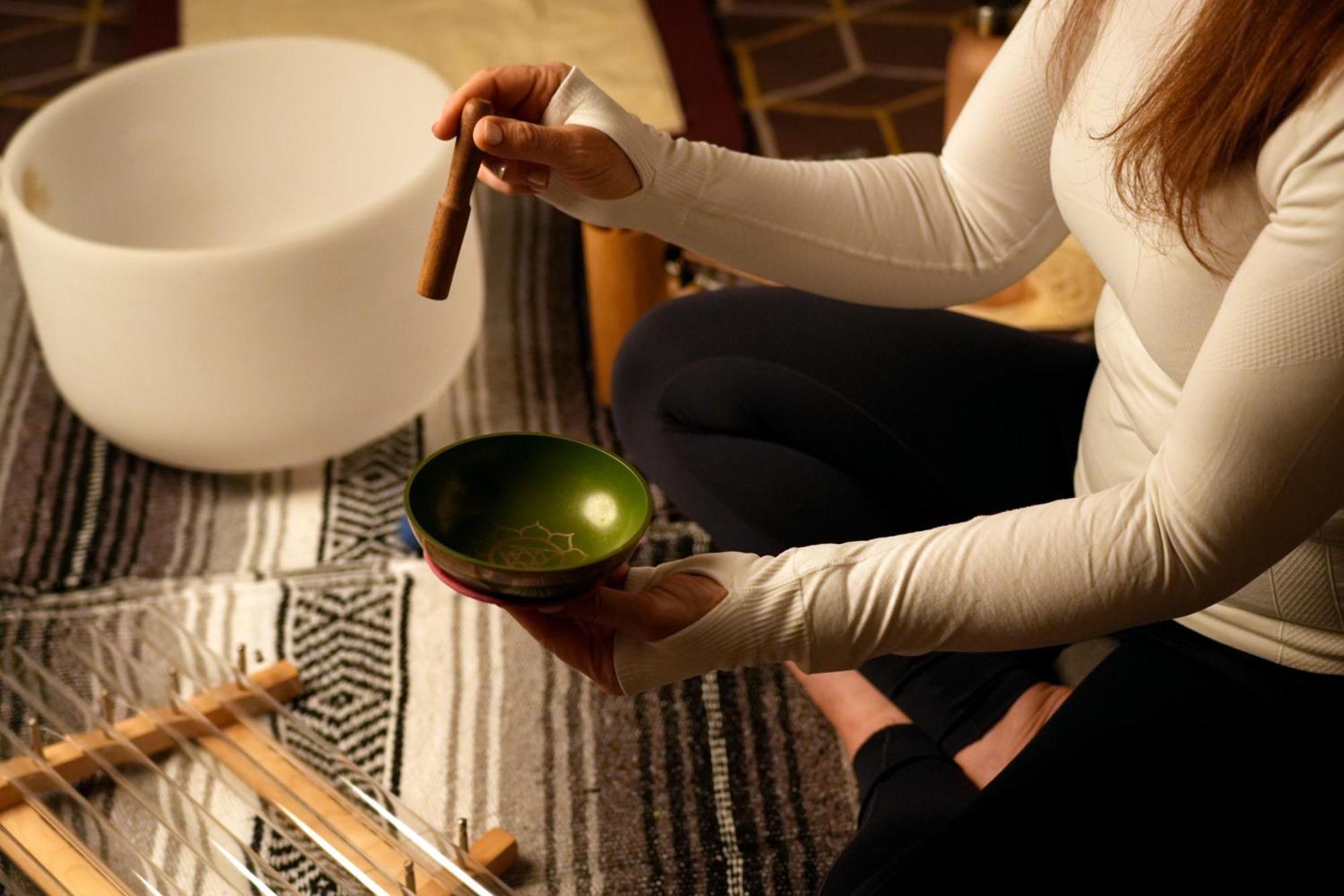 Fairmont Riaad Buitenkant foto A woman playing a singing bowl