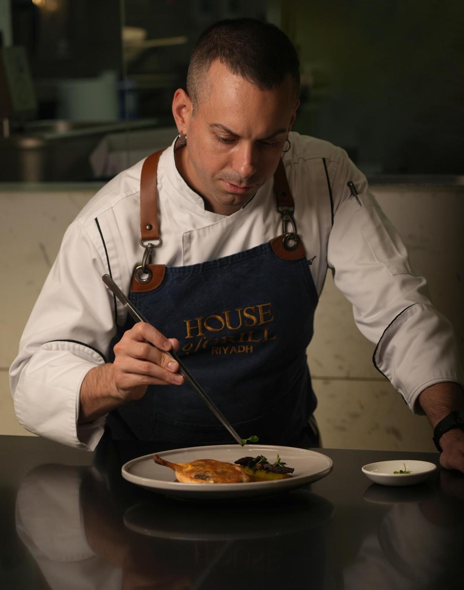Fairmont Riaad Buitenkant foto A chef preparing a meal