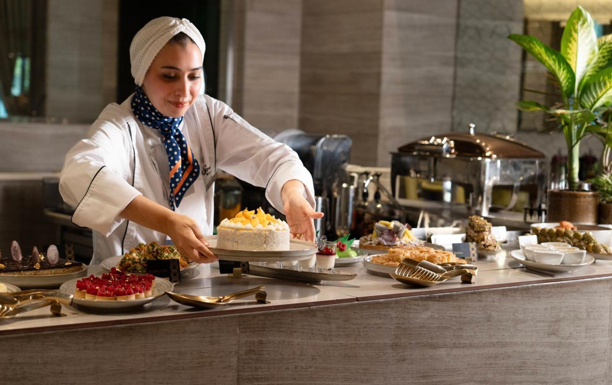 Fairmont Riaad Buitenkant foto A pastry chef at work