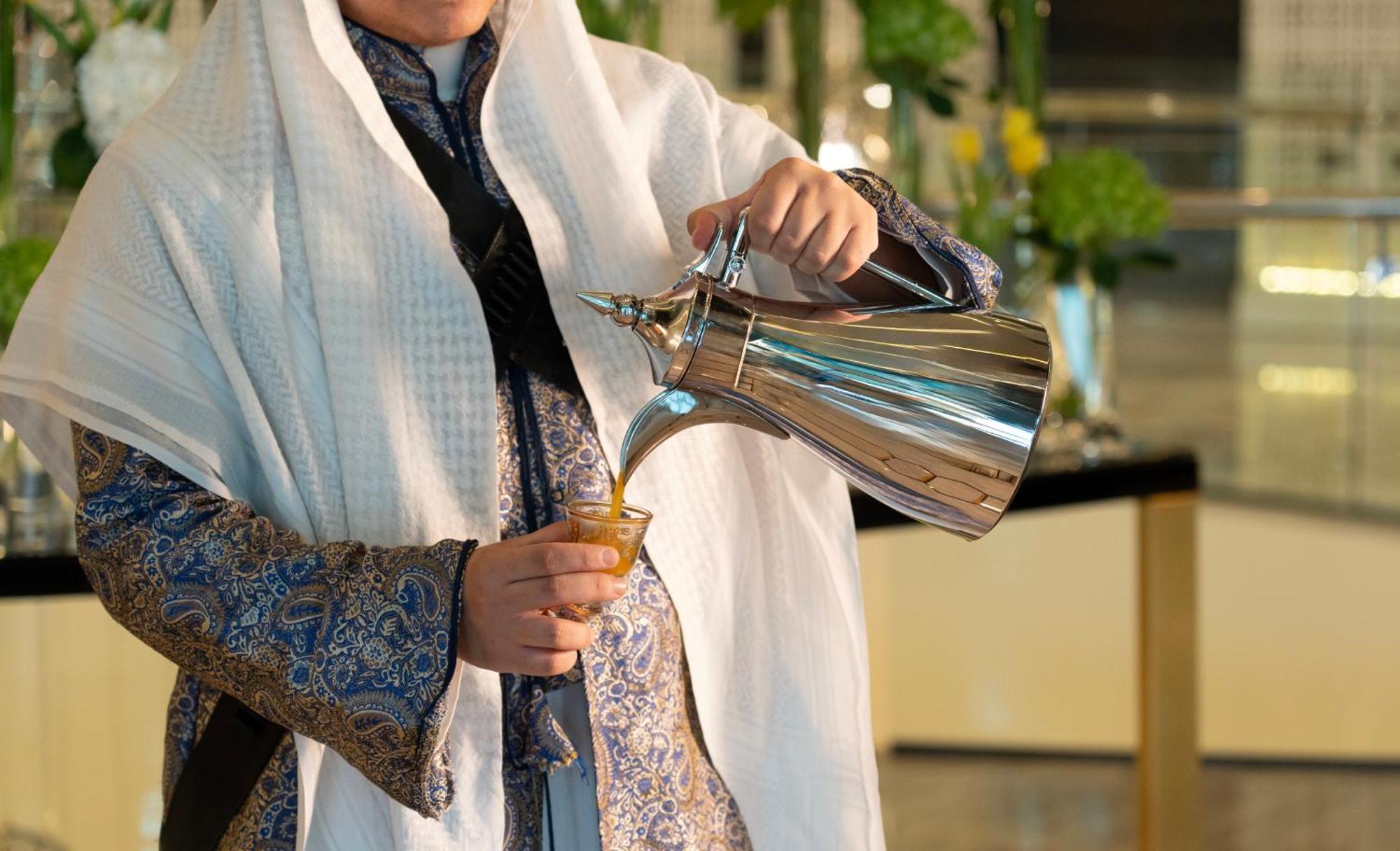 Fairmont Riaad Buitenkant foto Arabic coffee being served
