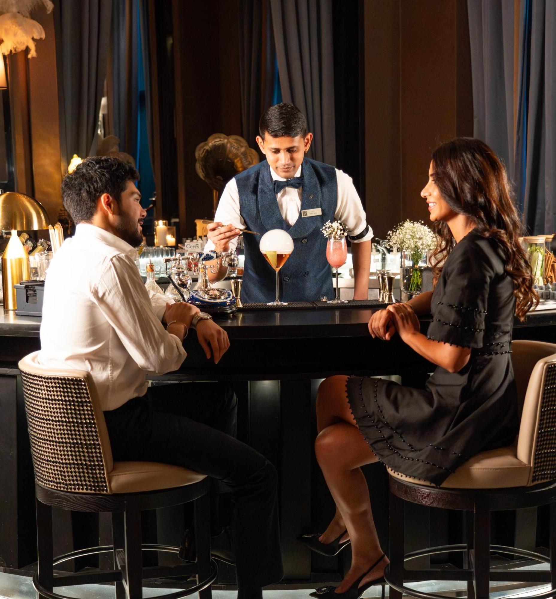 Fairmont Riaad Buitenkant foto A bartender serving drinks