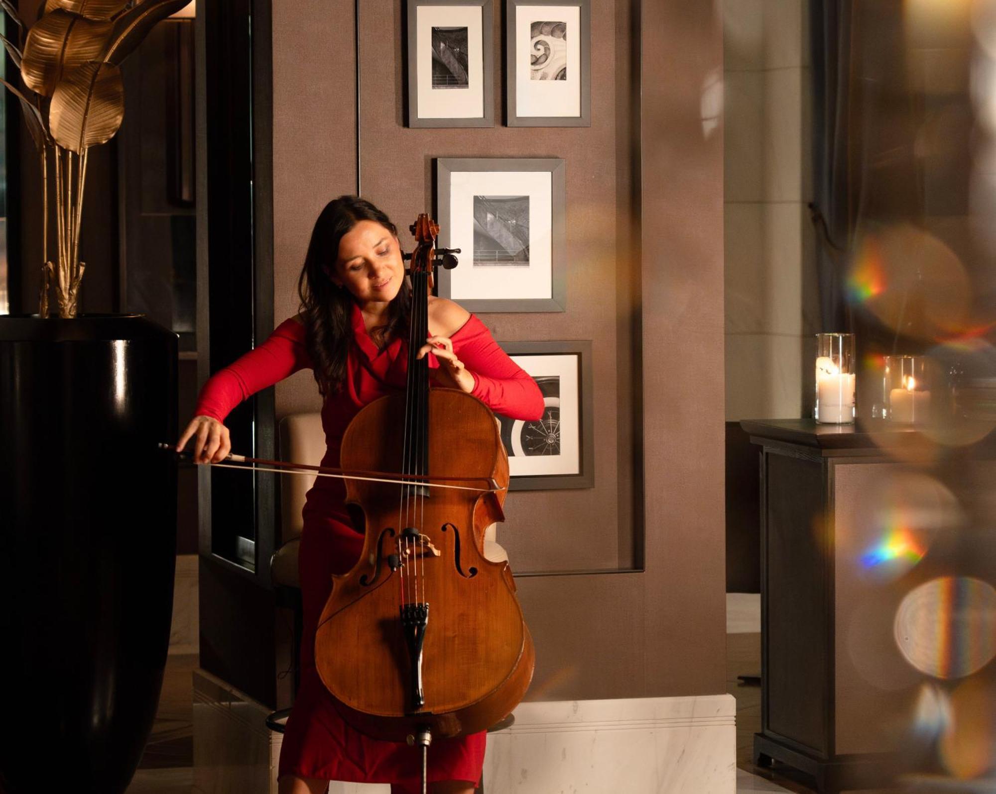 Fairmont Riaad Buitenkant foto Cellist and singer