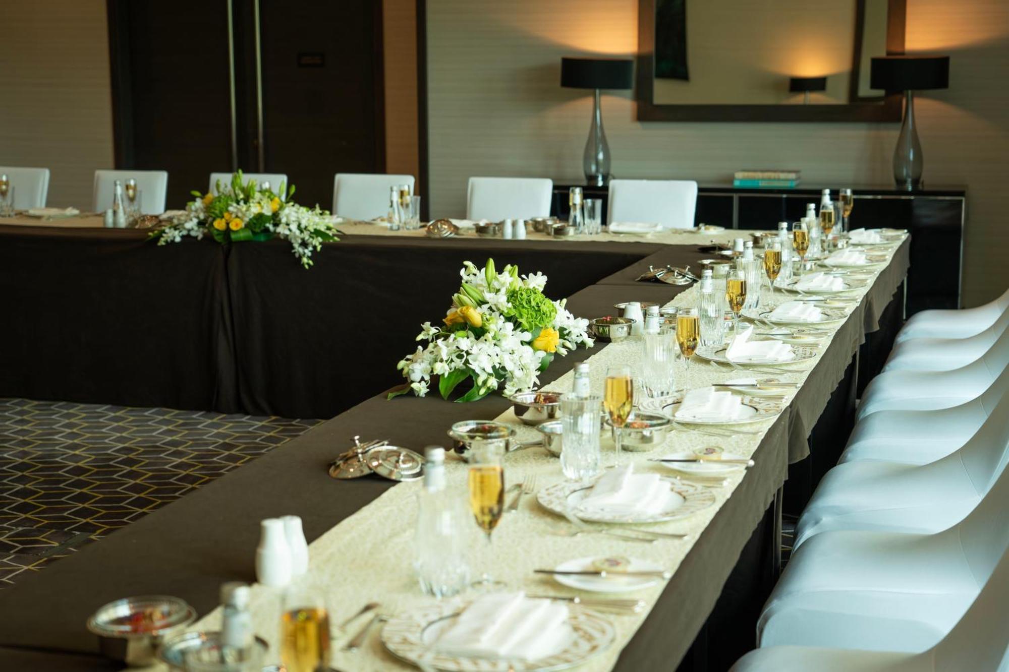 Fairmont Riaad Buitenkant foto A table set for a formal dinner